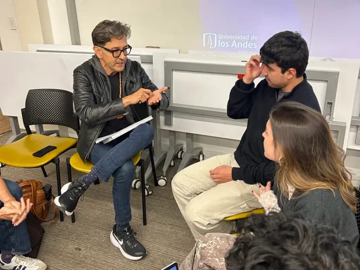 Mentores conversando con participantes al explorar el reto