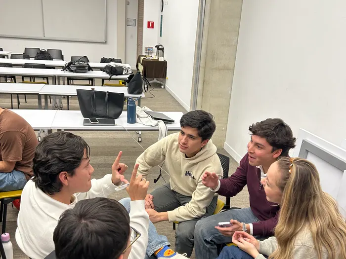 Discusión en equipo durante una iteración del prototipo