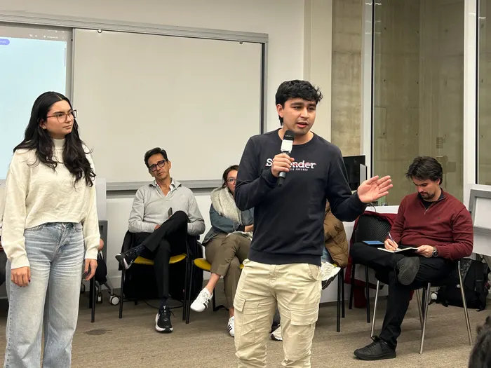 Estudiante defendiendo su propuesta ante directivos