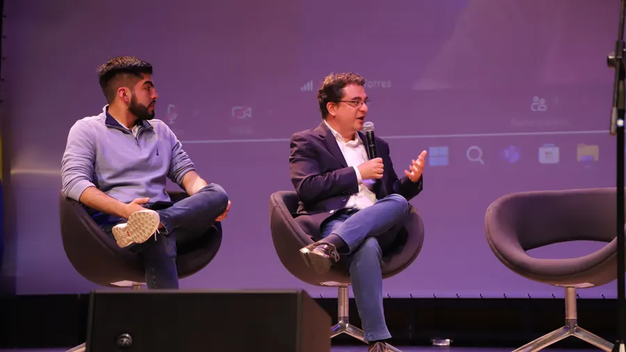 Panel de líderes de industria conversando sobre retos reales de negocio